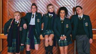 ولد بيقرر يدخل مدرسة بنات عشان خايف من تنمر الولاد عليه.. ملخص مسلسل Derry girls