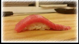 참치 속살부위로 초밥 Making sushi with the flesh of tuna sashimi.マグロ刺身の中身で寿司を作る