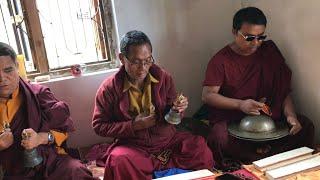 ༆ཨོ་རྒྱན་ཡུལ་གྱི་ནུབ་བྱང་མཚམས༔ པདྨ་གེ་སར་སྡོང་པོ་ལ།#गुरुरिन्पुछे छ्योपा