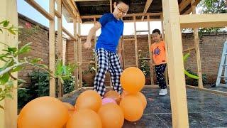 一起带娃 建树屋 踩气球 封屋面 围墙板 /Building a tree house Stepping on a balloon Sealing the roof Fencing