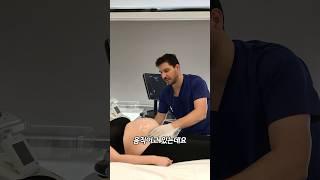 의사가 임산부의 배를 돌리는 놀라운 이유