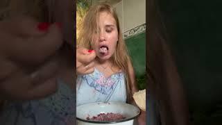 Мы так и ходили на речку!  парео яркое, шляпа 