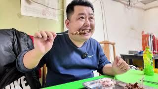 60岁大爷做48元羊肉串自助，每天现杀羊肉，最多的吃了28串