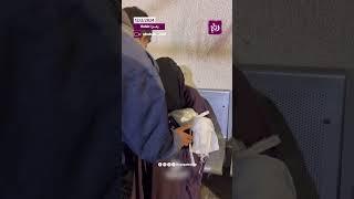 ترتجف لهول الفاجعة .. امرأة من نازحي رفح تحتضن رضيعها الشهيد جراء قصف الاحتلال