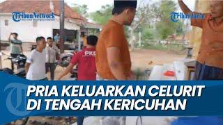 PRIA DI SAMPANG KELUARKAN CELURIT, Saat Kericuhan Diduga  Proses Distribusi C6 Pilkada Sampang 2024