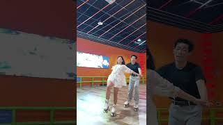 62岁大叔玩轮滑#轮滑小辣椒 #轮滑 #溜冰场 #全抖音最火的轮滑 #专业动作请勿模仿