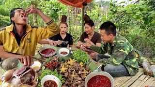 Ae Tộc làm Thịt nan xào khế và bát tiết canh nan đông cứng, thịt ngan sống chấm mù tạt. Tam Tộc TV