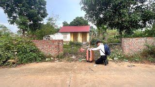 Doctor returns home, suddenly collapses in front of old house after many years working abroad