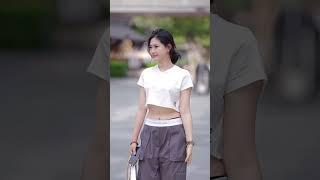 她像街头一笔柔和的光影，安静却有重量｜镜头纪实　#温柔气场 #文艺慢拍