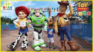 TOY STORY LAND Slinky Dog Dash Ride and Alien Swirling Saucers at Disney World with Ryan ToysReview!