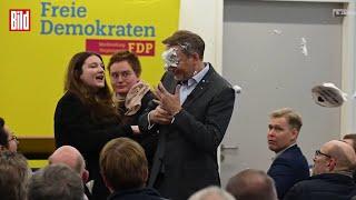 (Rasierschaum) Tortenanschlag auf Christian Lindner (FDP).