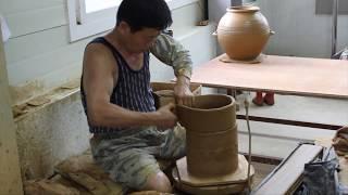 Master Potter at work. 옥당 도예. Making a Kim Chi Pot.