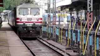 12004 LUCKNOW SWARN SHATABDI ARRIVING AT KANPUR