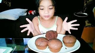 Tasting my mum's muffin