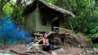 Single girl living alone builds a shelter in the deep forest, no light , no food  |Oanh Green Forest