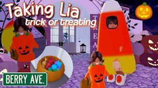 Taking Lia Trick or Treating! | Halloween Party | Roblox Berry Avenue Roleplay