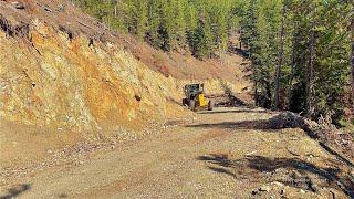 How John Deere 670 GP Grader Repairs Roads in Green Forests #johndeere #grader