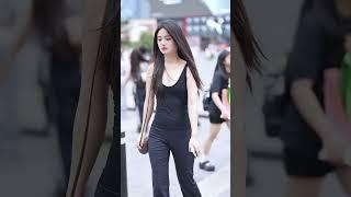 她安静地出现，却让街头有了情绪｜街拍记录　#气质女主 #文艺瞬间
