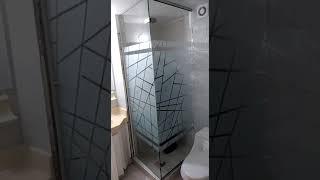 DIVISIONES DE BAÑO EN VIDRIO TEMPLADO EN BOGOTA SISTEMA BATIENTE CHAFLAN EN L-INGEVIDRIOS