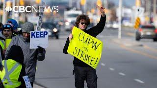 Service Canada holding 85,000 passports as Canada Post strike continues