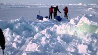 North Pole - Pax Arctica 2011 -team crossing compression ridge