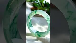 家有黄金万两，不如凝翠一方。翡翠手镯，作为东方文化中极具代表性的饰品，其历史与寓意都极为深厚。 #翡翠直播 #翡翠 #翡翠手鐲 #綠a翡翠 #收藏级