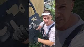 Я нанес эпоксидную шпатлевку на грязную глянцевую дверь, отставил на сутки и пытаюсь оторвать
