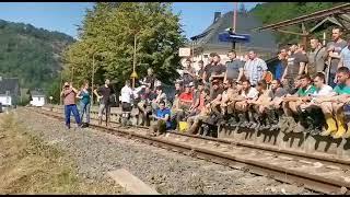 Hochwasser in Deutschland - Helfer singen und bezeugen Jesus!