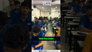 Anoop Sir Taking Class In Patna Offline Center | KGS NEET  #neet #neetjee #neet2025 #kgsneetjee