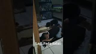 Abang Dede lagi pada Salat