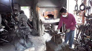 녹슨 철근으로 농기구를 즉석 제작 /  4대째 대장장인  A blacksmith who makes agricultural equipment with rusty rebar!