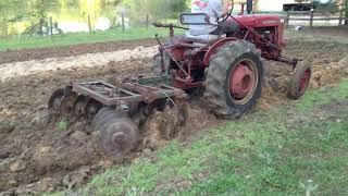 My Old 1963 Farmall 140 discing #farmall140  #KingDisc #Fasthitch