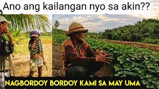 Mga taong nagsusumikap sa bukid INAABALA ng isang VLOGGER? Tama ba yon?