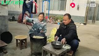 嘴馋了，在家里摊煎饼吃，做法和你们那里一样吗？学会不用买了