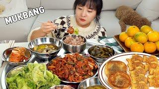 Mukbang :) Spicy Stir-Fried Pork, Soybean Paste Soup, and Popular Korean Winter Snacks.