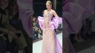 Mélange d’élégance brute et de sophistication, Melchor Vega séduit le public parisien. #HauteCouture