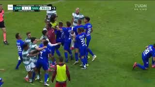 Momento de la pelea Cruz azul VS Santos