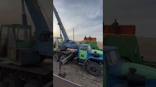 Загрузка удобрений в сеялки, сеем овёс и горох!