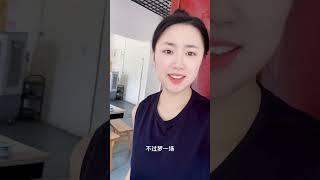 举起酒杯我却又红了眼眶～