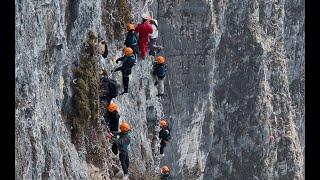 Rappel in the Seven star mountain, Zhangjiajie, China