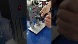 La máquina selladora de latas eléctrica es fácil de operar.