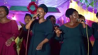 Eden Choir iraririmbye abantu bose buzura umwuka wera.