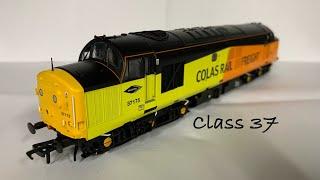 Opening the new Colas Railfreight class 37 with DCC sound by Bachmann