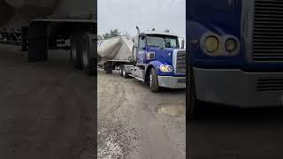 She’s Pretty  #freightliner #freightlinercoronado #mac #mactrailer #mac #truckdriver