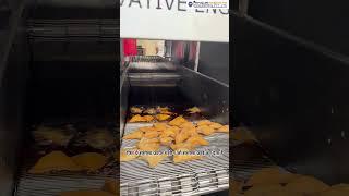 Samosa Making Machine ऐसे बनते हैं हजारों समोसे हर दिन – पूरा प्रोसेस देखिए वीडियो में