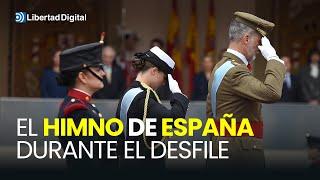 La majestuosidad del himno de España en el izado de la bandera