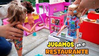 JUEGO en el RESTAURANTE con AUTOSERVICIO que le CONSTRUÍ a BARBIE