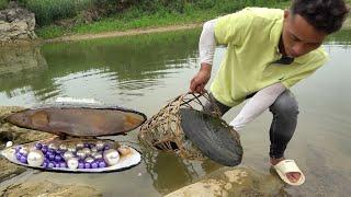 The beautiful woman saw a pile of golden clams buried in the sand and collected golden pearls