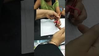طريقة مسك القلم بطريقه سهله وبسيطه جدا للى مش بيعرف يمسكه صح