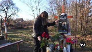 Families mourn Ukrainian women killed in action since Russia's invasion | VOA News